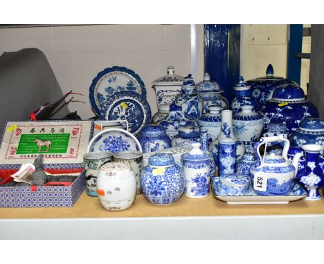 A QUANTITY OF BLUE AND WHITE WILLOW PATTERN AND ORIENTAL STYLE CERAMICS, comprising a Portmeirion 'Harvest Blue' pattern dish