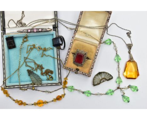 A SELECTION OF JEWELLERY, to include a white metal openwork bar brooch set with three pink paste, stamped 'C.H' sterling silv