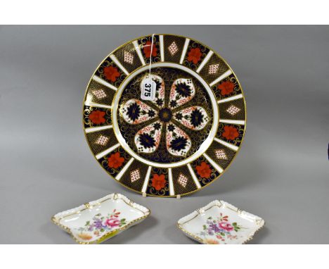 A ROYAL CROWN DERBY 1128 IMARI DINNER PLATE AND TWO DERBY POSIES RECTANGULAR PIN DISHES, the dinner plate bears date cypher f