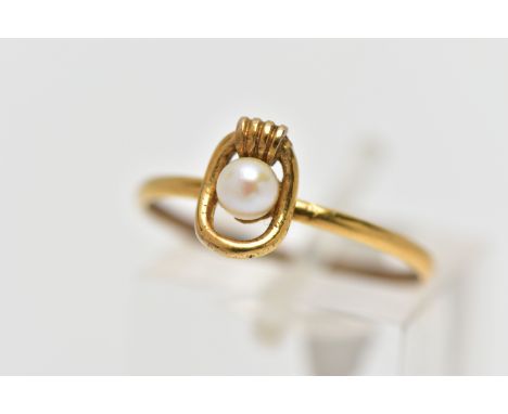 A 9CT GOLD CULTURED PEARL RING, a single cultured cream pearl with a slight pink hue, measuring approximately 3.8mm, within a