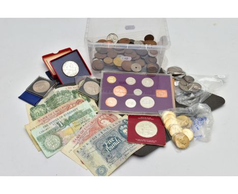 A PLASTIC TUB CONTAINING MIXED WORLD COINS TO INCLUDE, a sealed sterling silver uncirculated specimen Bahamas Islands 1973 Fi