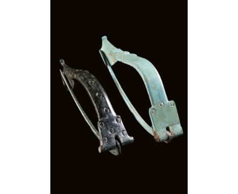 Ca. BC 100 - AD 100 A pair of Roman Aucissa type bronze brooches with flat bows decorated with dots and stylised wolf head te