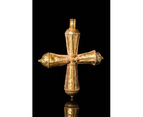 Ca. AD 600 - 800 A Byzantine 20 ct gold cross pendant with cylindrical arms embellished with filigree lines. These lines conv