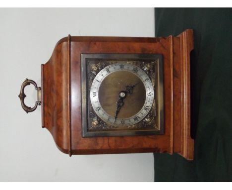 An Elliot mantle clock, made in England 20x17cm