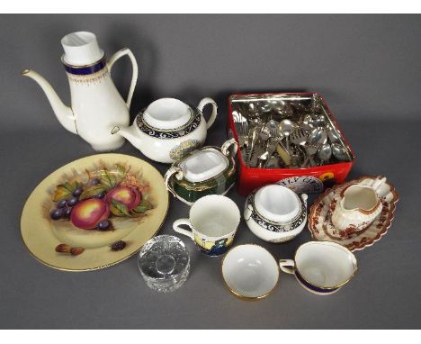 Lot comprising tea wares to include Wedgwood Runnymead, Spode Harrogate, Royal Worcester Regency, Spode Indian Tree, also inc
