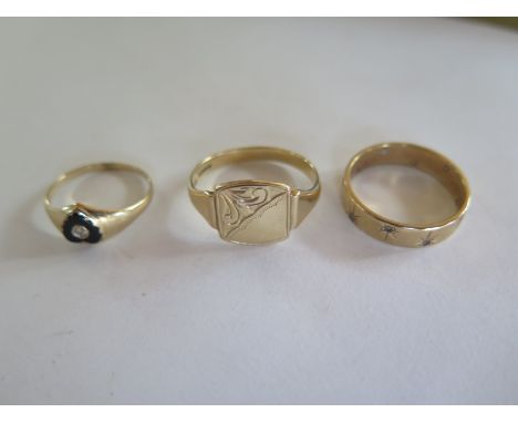 Three 9 ct gold ladies and gentlemens rings, approximately 7.3 g, largest ring size R/S 