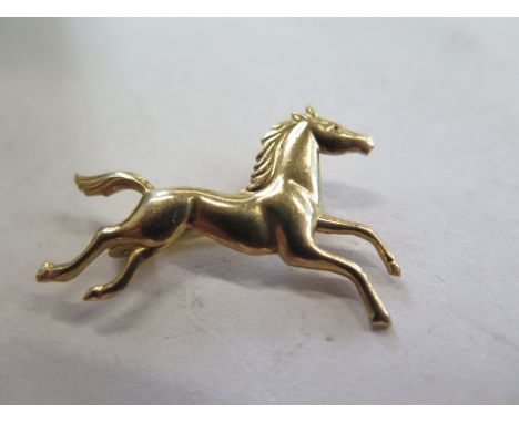 A 9ct yellow gold horse brooch, 3cm long - approx 2.5 grams - good condition, some light usage 