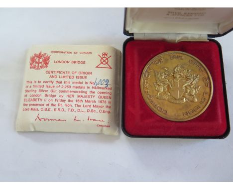 A limited edition London Bridge medal in silver 