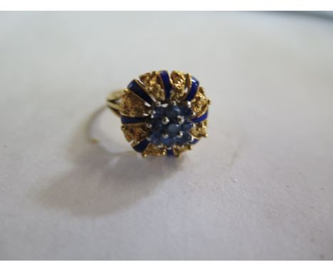 An 18ct yellow gold sapphire and enamel ring, size O, approx weight 5.5 grams, good clean condition, some small usage marks 