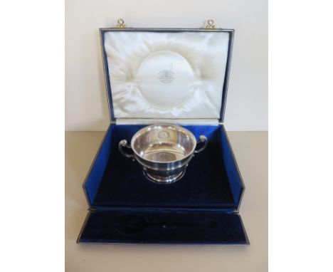 A silver twin handle bowl, Goldsmiths and Silversmiths, London 1929/30 - 7cm tall, 16cm wide, approx 8.9 troy oz, good condit