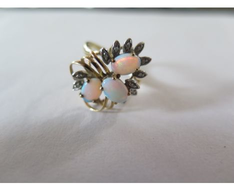 An opal 9ct ring, size Q, approx 3.2 grams, in good condition 