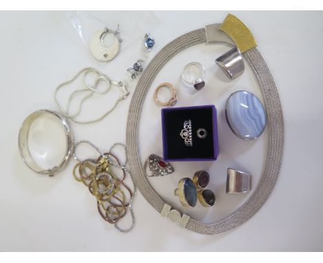 A collection of silver jewellery including designer style necklace, bangle, silver and silver gilt rings, agate brooch etc, t