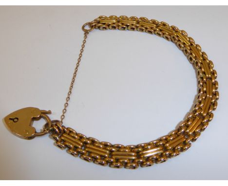 A 9ct. gold gate link Bracelet with padlocki clasp. (15.8gms).