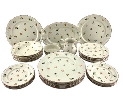 Villeroy &amp; Boch Petite Fleur pattern table service comprising eight dinner plates, six side plates, eight tea plates, six