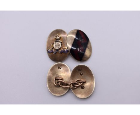 A pair of 1st Royal Horse Artillery gold and enamel cufflinks,&nbsp;10g. 