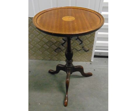 An Edwardian circular wine table on three outswept legs, 50.5 x 35cm