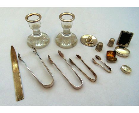 A quantity of hallmarked silver, white metal and silver plate to include a William IV vinaigrette Birmingham 1831, four pairs