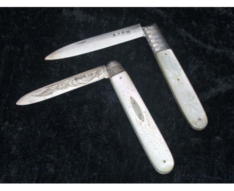 Edward VII mother of pearl handled silver folding fruit knife, with scrolling engraved blade and foliate decorated handle, ma