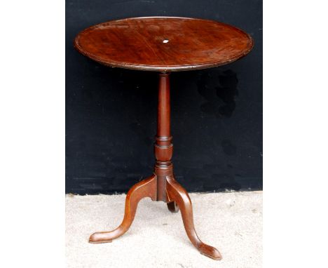 Georgian pedestal table, the circular top raised on baluster turned column, tripod cabriole legs terminating in pad feet, 71c