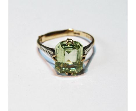Ring with pale green spinel in 9ct gold, size V. 
