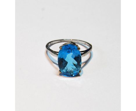 Blue topaz ring in 9ct white gold, size R½. 
