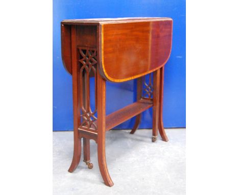 Edwardian mahogany Sutherland table, the crossbanded rounded rectangular top on square legs, splayed feet united by a shelf, 