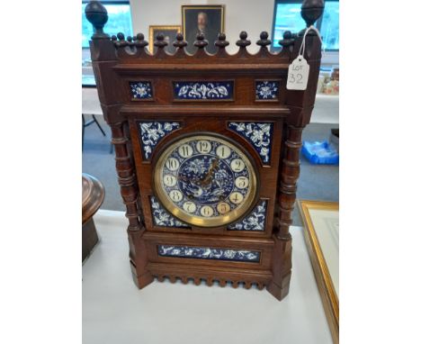 VICTORIAN AESTHETIC STYLE MANTLE CLOCK VICTORIAN AESTHETIC STYLE OAK CASED MANTLE CLOCK WITH INSET BLUE PORCELAIN PANELS OF F