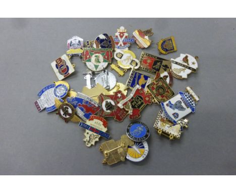 Speedway badges - another selection of approx. 30 enamel badges, mostly 1970s onwards, many different UK tracks noted (gen gd