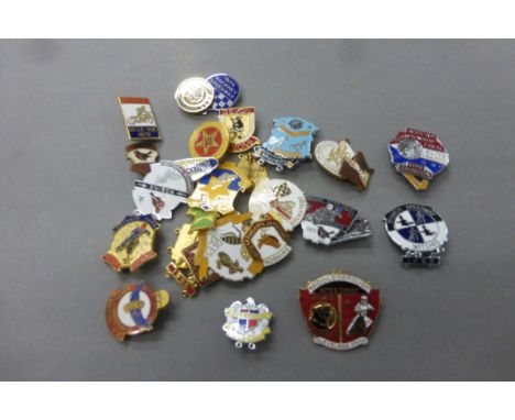 Speedway badges - a selection of approx. 30 enamel badges, mostly 1970s onwards, many different UK tracks noted (gen gd)