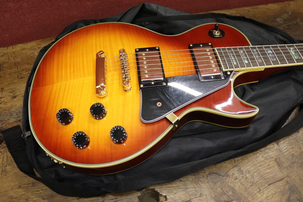 Guitar Westfield Les Paul style electric guitar in dark burst, soft case