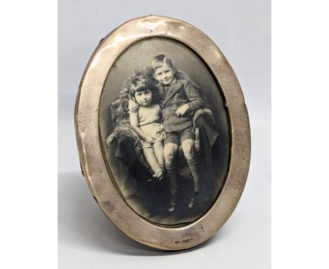 A early 20th century silver photo frame by J &amp; R Griffin (Joseph &amp; Richard Griffin). Chester. 12.5x16.5cm 