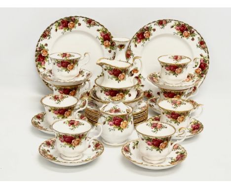 32 piece of Royal Albert ‘Old Country Roses’ tea service. 2 salad plates, a vase, sugar bowl with lid (damaged) 8 sandwich pl