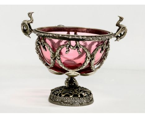 A good quality Victorian silver plated compote with original cranberry glass liner. 18x15x15cm 