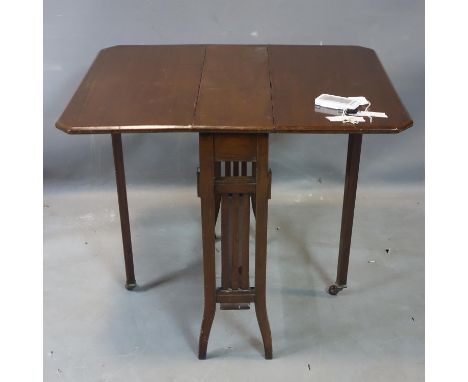An Edwardian mahogany Sutherland gate leg drop leaf table, on square tapered legs, raised on castors, H.62 W.61 L.74cm (exten