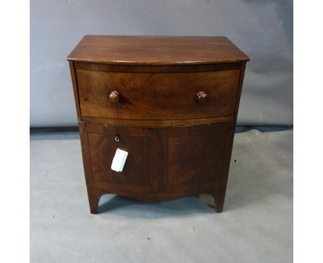 A Georgian mahogany bowfront commode H.71 W.64 D.42cm 