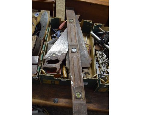 BOX OF MIXED TOOLS TO INCLUDE SAWS AND A LARGE SPIRIT LEVEL