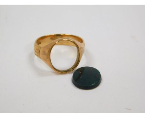 A gentleman's oval bloodstone set signet ring, stamped 9ct, size S, 5.7g.