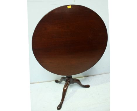 A George III mahogany bird cage tilt-top supper table, the plain top supported on a turned column to tripod base. 81 cm wide.