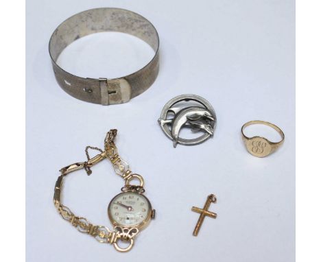 A small collection of jewellery including a 9ct gold ring, a 9ct gold Roamer wrist watch on plated strap, a 9ct gold crucifix