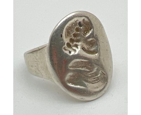 A vintage silver seal ring with classical figure head detail to top. Hallmarks to inside of band. Size R, total weight approx