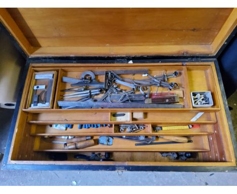 Tools - an engineer's large tool chest with 4 removable drawers, containing an variety of tools, Bailey no5 plane, chisels,&n