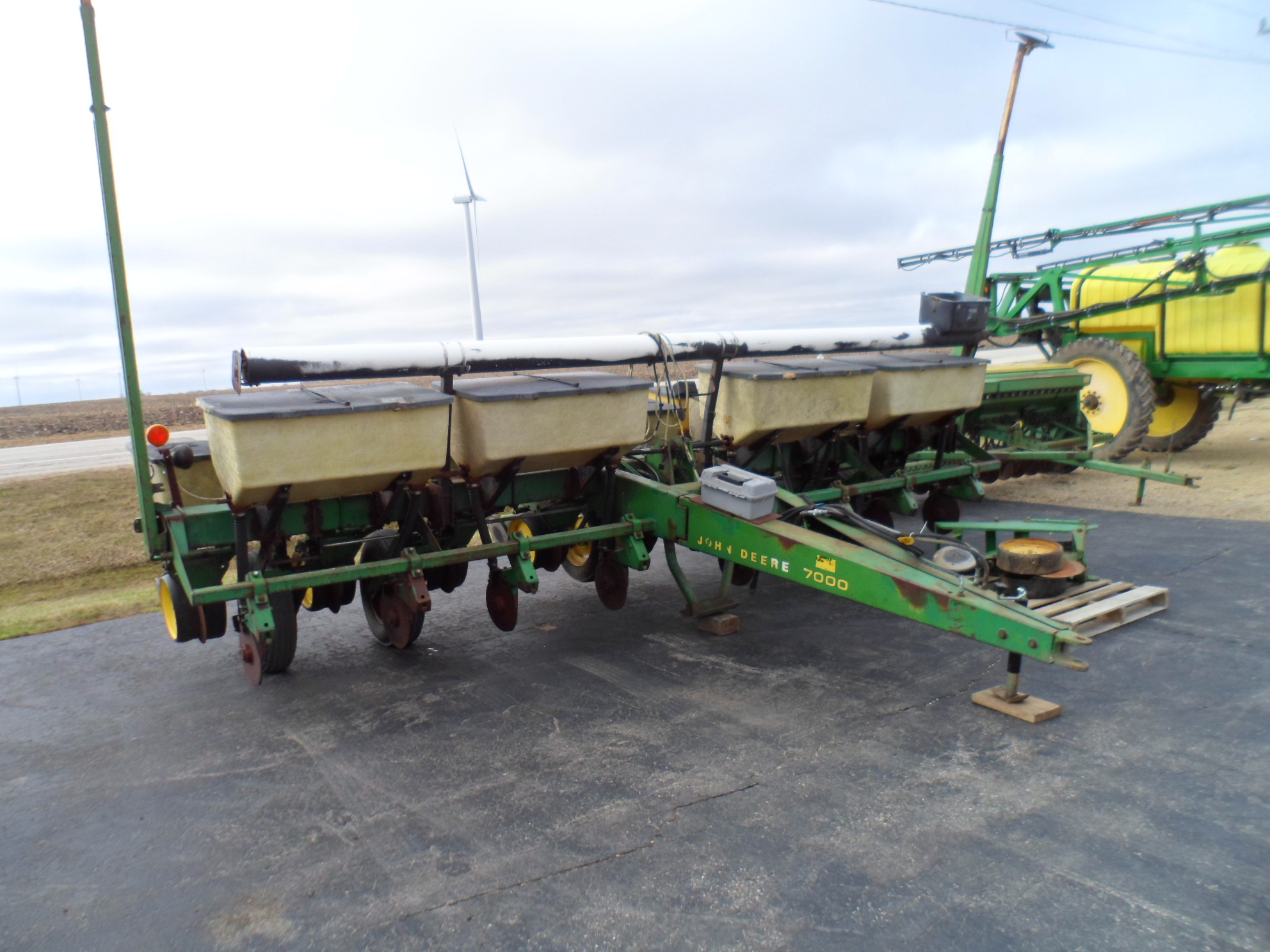 John Deere 8 Row 7000 Planter, Dry Fert, Rotary Bean Units, Acre Counter, Monitor