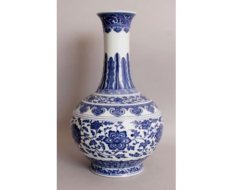 A LARGE GOOD QUALITY CHINESE MING STYLE BLUE & WHITE PORCELAIN BOTTLE VASE, the sides decorated in 'heaped and piled' manner 