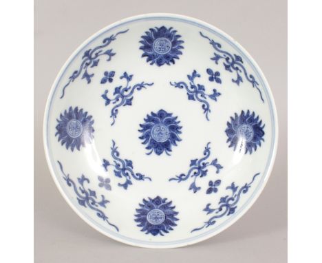 AN 18TH CENTURY CHINESE QIANLONG MARK & PERIOD BLUE & WHITE PORCELAIN SAUCER DISH, painted with repeated stylised flowerheads