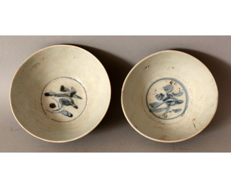 A PAIR OF CHINESE WANLI PERIOD BLUE & WHITE SHIPWRECK PORCELAIN BOWLS, each painted to its centre with a floral spray, the ex