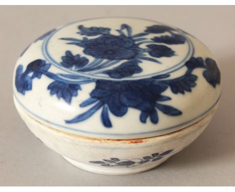 A CHINESE KANGXI PERIOD BLUE & WHITE SHIPWRECK PORCELAIN BOX & COVER, circa 1700, the slightly domed cover painted in a vivid