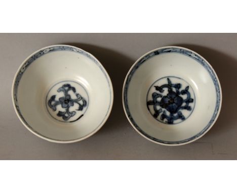 A PAIR OF CHINESE WANLI PERIOD BLUE & WHITE SHIPWRECK PORCELAIN BOWLS, each painted to its centre with a circular panel of fo