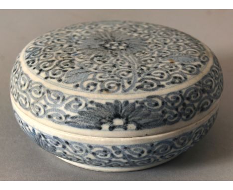 A CHINESE KANGXI PERIOD BLUE & WHITE SHIPWRECK PORCELAIN BOX & COVER, circa 1700, the cover and sides painted with flowers re