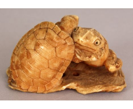 AN UNUSUAL GOOD QUALITY SIGNED JAPANESE MEIJI PERIOD CARVED IVORY NETSUKE OF A TOAD BATTLING A TORTOISE, the fight taking pla