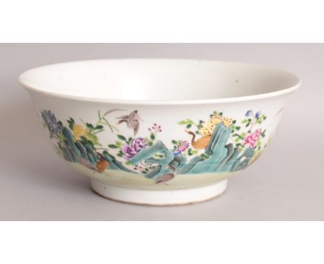 A GOOD QUALITY CHINESE FAMILLE ROSE PORCELAIN BOWL, the sides decorated with a continuous scene of water fowl, foliage and ro